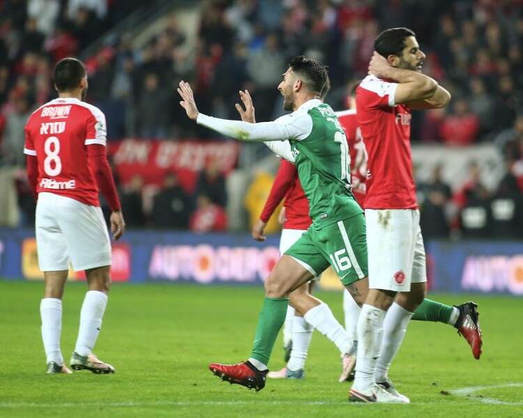 עטר חוגג את השער. האדומים מחזיקים את הראש